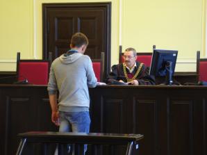 VIDEO - Strażnik Miejski nic nie widział, nic nie słyszał, a biznesmenka skazana. Co się dzieje w Wymiarze Sprawiedliwości okręgu świdnickiego?