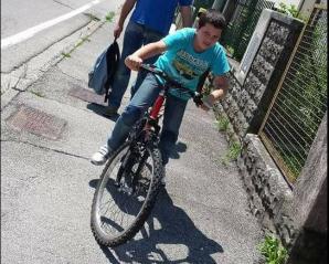 [VIDEO] Cztery niewyjaśnione zgony i ostrzeżenie przed śmiercią. Dramat matki, która protestowała pod Ambasadą Włoch w Warszawie. Cz. 1 