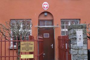 Konsulat RP w Szwecji kierowany przez Grzegorza Jagielskiego poprzez swoją niekompetencję naraził na 4-dniowy stres karmiącą matkę 1,5-miesięcznej Zuzi! Rodzina nie mogła odpłynąć promem do Polski!