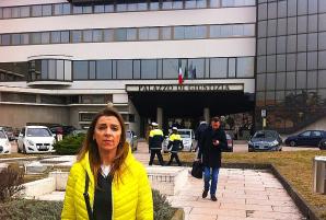 [VIDEO] Kolejny skandal z udziałem sędzi Daniela Ronzani z Treviso! Przyjmuje przed rozprawą adwokata, który na nią krzyczy. A potem podejmuje decyzje koszmarne dla Polki walczącej o uratowanie życia swojego dziecka!