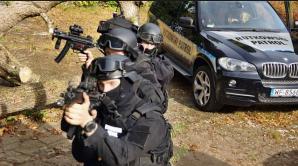 ВІДЕО] Кжиштоф Рутковські представляє портрет замовленого стрільця, який здійснив напад у місті Ломжа в суботу. Сьогодні на прес-конференції він офіційно встановив винагороду в розмірі 10 тисяч євро за допомогу у затриманні правопорушника!