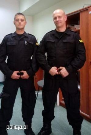 Z płonącego budynku policjanci uratowali 7 osób