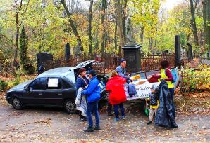 Kijów: Porządki na grobach Polaków. Przygotowania do Dnia Wszystkich Świętych