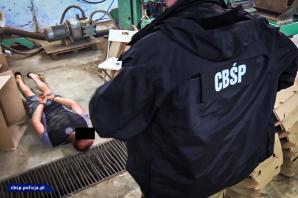 [VIDEO] Dwie fabryki nielegalnych papierosów zlikwidowane przez CBŚP i KAS