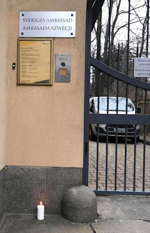 [VIDEO] Zapaliliśmy świecę przed Ambasadą Szwecji w Warszawie sprzeciwiając się zbrodniczej polityce tego kraju odbierającego dzieci naturalnym rodzicom! [PL/SE]