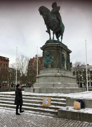 [VIDEO] Zapaliliśmy świecę przed Ambasadą Szwecji w Warszawie sprzeciwiając się zbrodniczej polityce tego kraju odbierającego dzieci naturalnym rodzicom! [PL/SE]