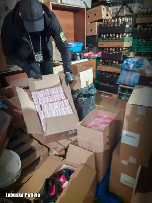 [VIDEO] Skarb państwa mógł stracić nawet ćwierć miliona złotych. Nielegalne papierosy zabezpieczone, podejrzany zatrzymany