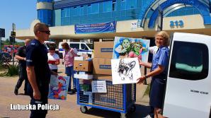 [VIDEO] Gest prosto z serca – policjanci przekazali zabawki dla dzieci ze szpitala onkologicznego