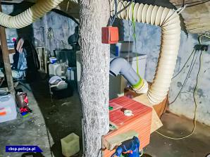 [VIDEO] Laboratorium metamfetaminy ukryte było pod kojcem dla PSÓW