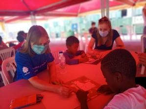 [VIDEO] Poznać swego brata, pomóc swojej siostrze. Caritas Polska wśród uchodźców na Lesbos