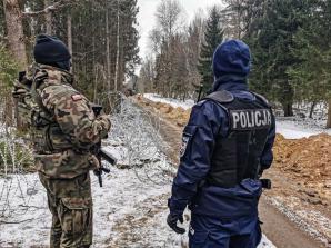 Policjanci zabezpieczają budowę zapory na polsko-białoruskiej granicy
