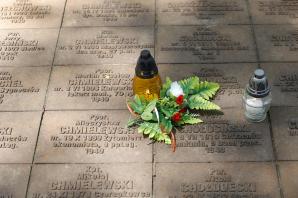 Rosyjska bomba kasetowa spadła na Cmentarz Ofiar Totalitaryzmu w Charkowie. Pozostałe nekropolie znajdują się w: Katyniu (Rosja), Miednoje (Rosja) oraz Kijowie-Bykowni (Ukraina)