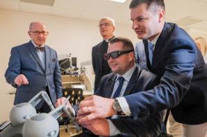 [VIDEO] Szef MEiN: Światowe Centrum Słuchu to nasza duma, nasza perła. Współpracuje z ośrodkami krajowymi i zagranicznymi - na Białorusi, Ukrainie, Kazachstanie, Kirgistanie, Senegalu