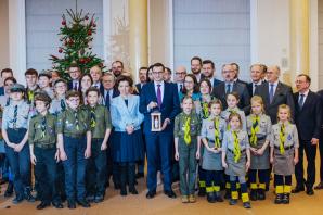[VIDEO] Premier przyjął od harcerzy Betlejemskie Światło Pokoju. Światło będzie przekazane dalej na wschód: do Litwy, Ukrainy i Białorusi, na zachód - do Niemiec, a także na północ – do Szwecji