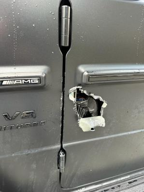 [VIDEO] RUTKOWSKI W AKCJI - Nieudana próba kradzieży Mercedesa klasy G metodą z epoki kamienia łupanego