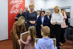Pierwsze Damy Polski i Ukrainy odwiedziły Centrum Pomocy Migrantom i Uchodźcom w Warszawie