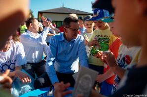 [VIDEO] Szef polskiego rządu złożył życzenia wszystkim dzieciom z okazji ich święta. Mateusz Morawiecki w przedszkolu w Żabiej Woli ogłosił rozpoczęcie konsultacji w sprawie 800+