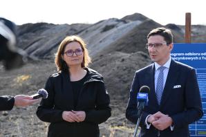 Wiceministra klimatu i środowiska Anita Sowińska poinformowała o szczegółach odbioru 20 000 ton żużli pocynkowych zalegających w Tuplicach
