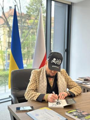 [VIDEO] Odznaczenie polsko-ukraińskiej przyjaźni i podziękowanie za wszechstronne wsparcie Ukrainy w czasie rosyjskiej agresji zbrojnej dla Krzysztofa Rutkowskiego od Konsula Generalnego Ukrainy Oleha Kutsa!