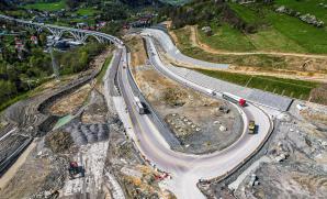 [VIDEO] Ponad 75 proc. osiągnęło zaawansowanie prac na 8,5-kilometrowym odcinku drogi ekspresowej S1 Przybędza - Milówka. Ku zakończeniu zmierzają prace mostowe