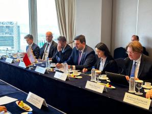 Wiceministrowie Jacek Tomczak i Byung-Nae Yang (ds. handlu, przemysłu i energii) otworzyli wczoraj IV Polsko-Koreańskie Forum Gospodarcze w Seulu