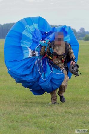 [VIDEO] Policyjny skydiving – spadochronowe warsztaty kontrterrorystów