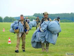 [VIDEO] Policyjny skydiving – spadochronowe warsztaty kontrterrorystów