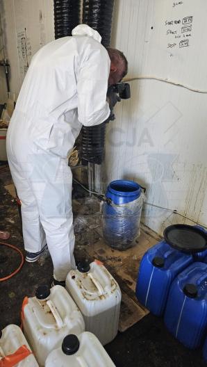 [VIDEO] Chemicy zaskoczeni podczas produkcji narkotyków. Akcja mazowieckich policjantów na terenie powiatu grójeckiego