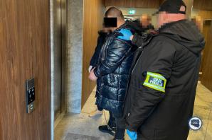 [VIDEO] Zatrzymanie podejrzanego na podstawie Europejskiego Nakazu Aresztowania i zabezpieczone 20 milionów złotych - działania CBZC umożliwiły rozbicie kolejnej grupy przestępczej