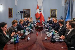 [VIDEO] O współpracy w czasie wojny na Ukrainie prezydenci Polski i Szwajcarii w Warszawie 