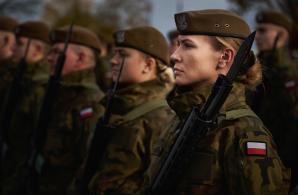 Żołnierze Kompanii Reprezentacyjnej Wojsk Obrony Terytorialnej przygotowani do centralnych uroczystości Narodowego Święta Niepodległości.