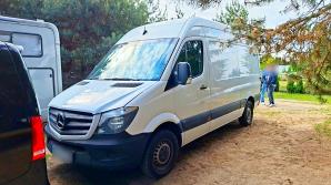 [VIDEO] Policjanci zlikwidowali dziuplę samochodową oraz odzyskali 4 mercedesy, kampera oraz elementy skradzionego porsche