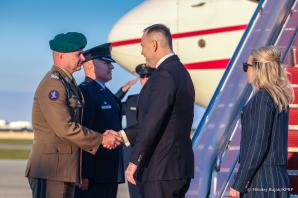 [VIDEO] Prezydent z wizytą w USA: W Białym Domu Prezydent Karol Nawrocki będzie prezentował polskie stanowisko w sprawie dalszych działań w negocjacjach pokojowych na Ukrainie 