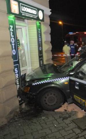 Koszalin: Pijany taksówkarz wjechał w lombard w centrum miasta