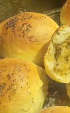 Drożdżowe bułeczki z kapustą i pieczarkami 