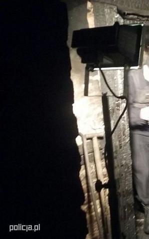 Policjanci wyprowadzili z pożaru rodzinę z małym dzieckiem