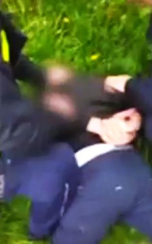 [VIDEO] Nieodpowiedzialni rodzice przebiegli z dziećmi przez dwujezdniową drogę krajową. Gdy policjanci zwrócili im uwagę, zostali pomówieni o agresję
