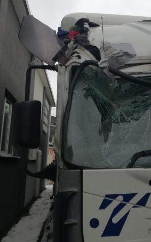 Szwecja: Uszkodzoną ciężarówką przejechał dziesiątki km, został zatrzymany gdy do celu zostało mu 90 km