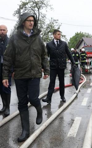 [VIDEO] Premier Mateusz Morawiecki: Na bieżąco monitorujemy zagrożenie powodziowe