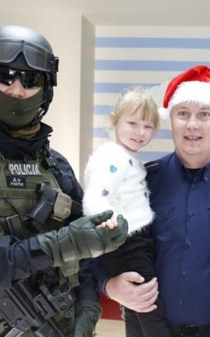 Policjanci i kontrterroryści z prezentami u małych pacjentów