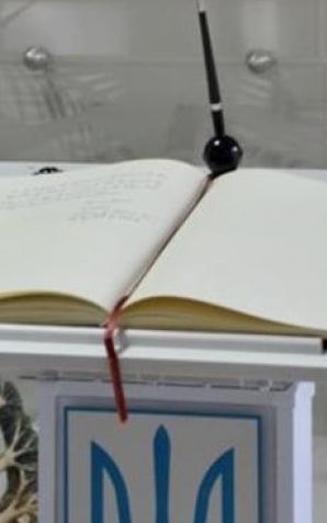 W Ambasadzie Ukrainy w Polsce wyłożono Księgę Kondolencyjną