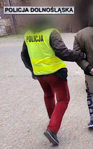 [VIDEO] Policjanci ujawnili narkotyki w beczkach zakopanych w ziemi