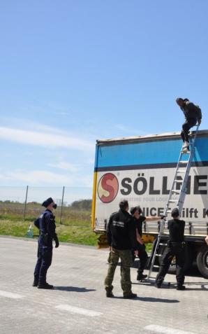 Afgańczycy ukryci w naczepie tira