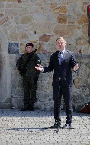 [VIDEO] Odsłonięcie tablicy upamiętniającej śp. Marię i Lecha Kaczyńskich