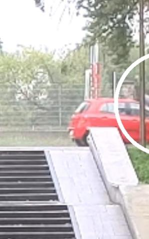 [VIDEO] Groźnie wyglądający wypadek z udziałem hulajnogi i samochodu osobowego. Apelujemy o ostrożność