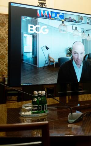 Premier wziął udział w webinarium organizowanym przez Boston Consulting Group oraz UNHCR. Potrzeby uchodźców z Ukrainy tematem wystąpienia premiera