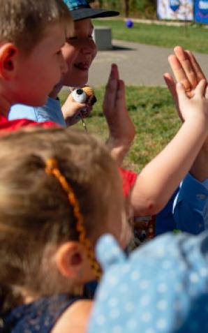 [VIDEO] Szef polskiego rządu złożył życzenia wszystkim dzieciom z okazji ich święta. Mateusz Morawiecki w przedszkolu w Żabiej Woli ogłosił rozpoczęcie konsultacji w sprawie 800+