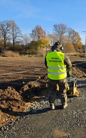 [VIDEO] Saperzy z Niska odbudowują drogę w powiecie nyskim