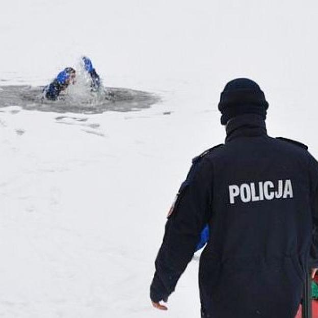 Ełk: Interwencja policjantów i strażaków wobec osób, które weszły na lód