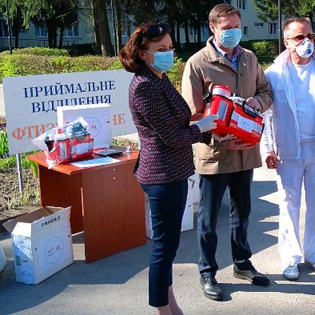 Polska przekazała sprzęt do walki z koronawirusem szpitalowi we Lwowie